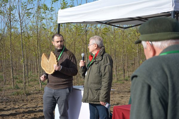 Greeting at the vocational day held in Tápiószele (November, 2019), with a two-year-old ‘TURBO OBELISK’ plantation in the background.