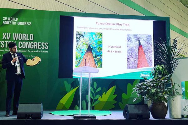 Silvanus Forestry Kft. prezentációja az Erdészeti
Világkongresszuson, melyet Németh Márton, a cég nemzetközi
kapcsolatokért felelős vezetője tartott meg